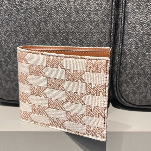 Michael Kors Men’s Women’s Cooper Logo Fabric Billfold Wallet Light Cream
Unisex - Picture 3 of 16